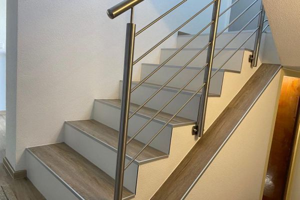 gerstnersanierung-treppe-2c5f7582-de1c-4d81-861b-ed3ac10bc18dfbc777c9-3337-1171-0c64-e32b85d581de2477AC0C-C558-E650-0F57-BD7FE35F0AF1.jpeg
